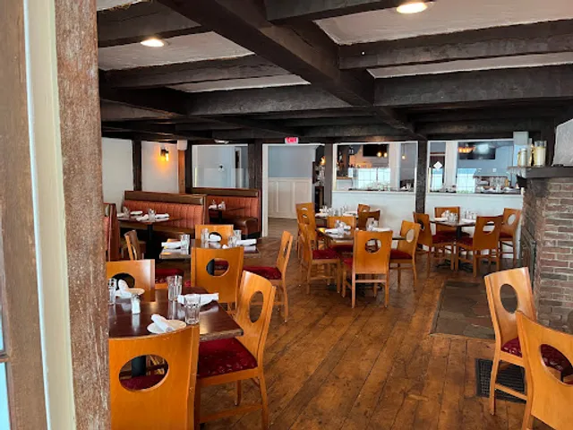 Lakeside Bar & Grill