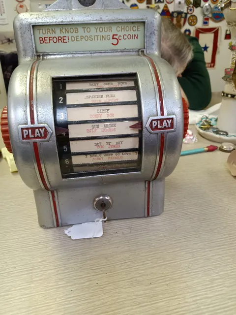 Mel's Antiques & Collectibles