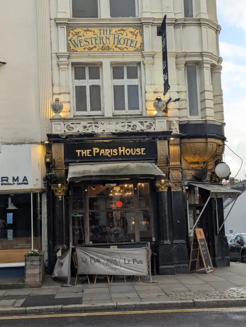 Le Pub (The Paris House)