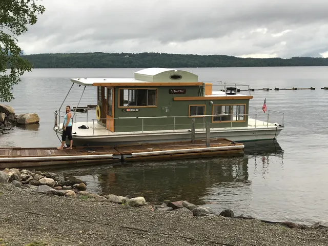 The Floating Nomad Houseboat Rentals