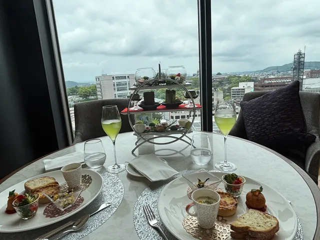 THE MOMENT Restaurant