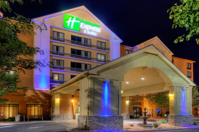 Holiday Inn Express & Suites Albuquerque Midtown