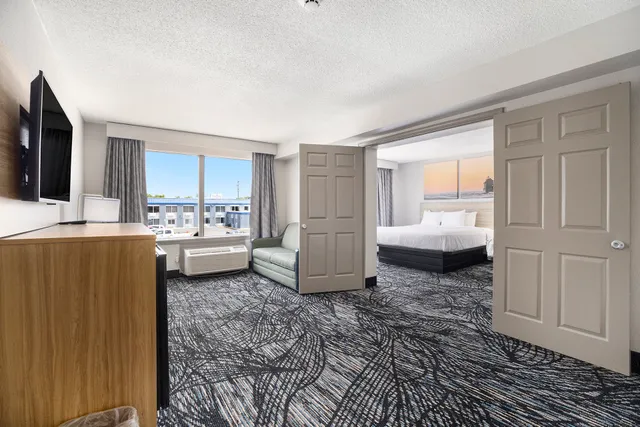 Days Inn & Suites by Wyndham Norton Shores/Muskegon