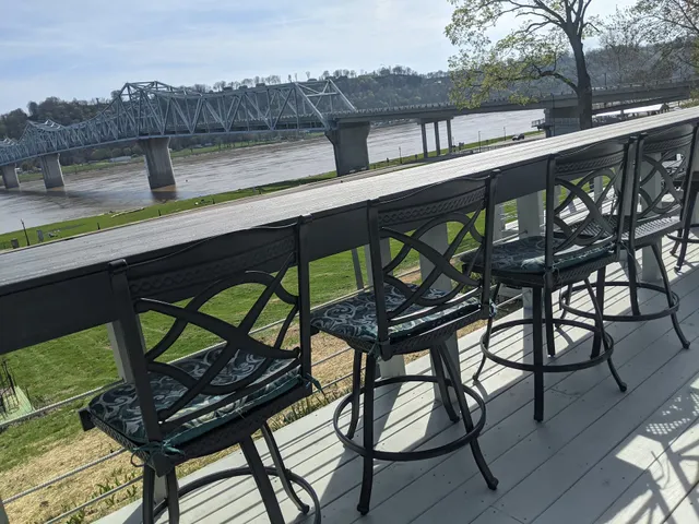 Riverboat Inn & Suites