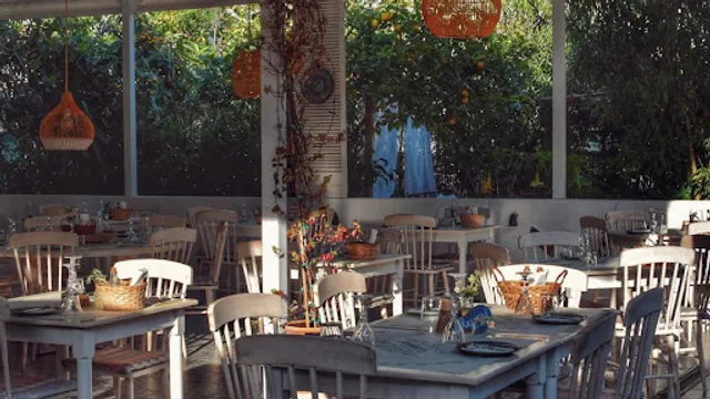 Johnny's Restaurant & Bar