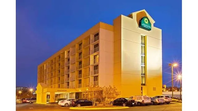 La Quinta Inn & Suites by Wyndham Nashville Airport/Opryland