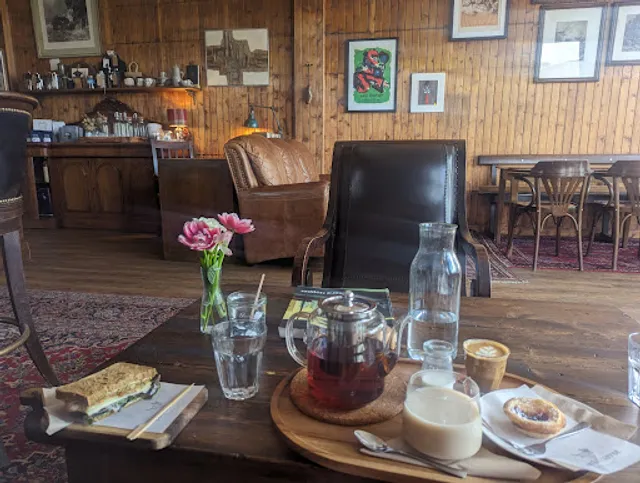 Cow&Parrot coffee store