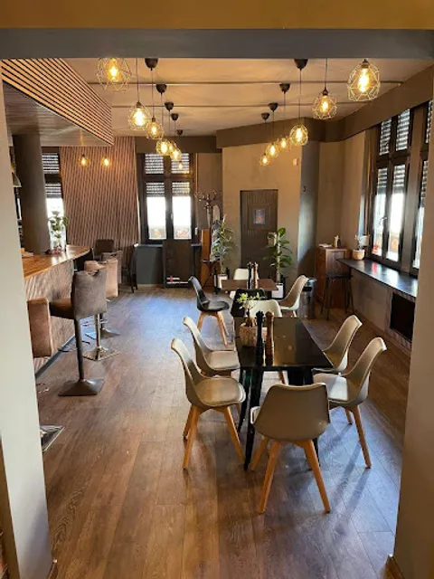 Lilac Bar & Restaurant