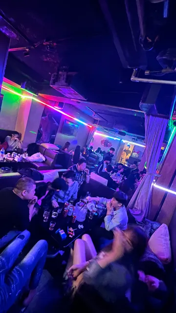 Waroom Bar 暖閣 彩虹 台北六條通24小時酒吧