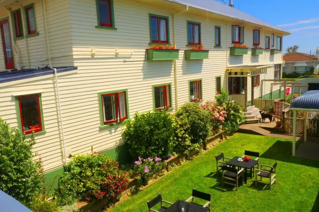 Ducks & Drakes Boutique Motel and Backpackers