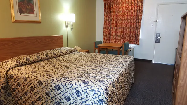 Western Twelve Oaks Motel