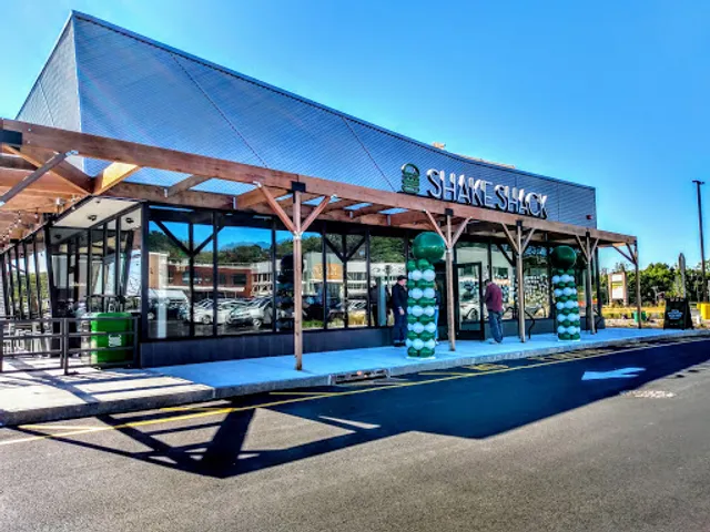 Shake Shack Parsippany atop The Hill