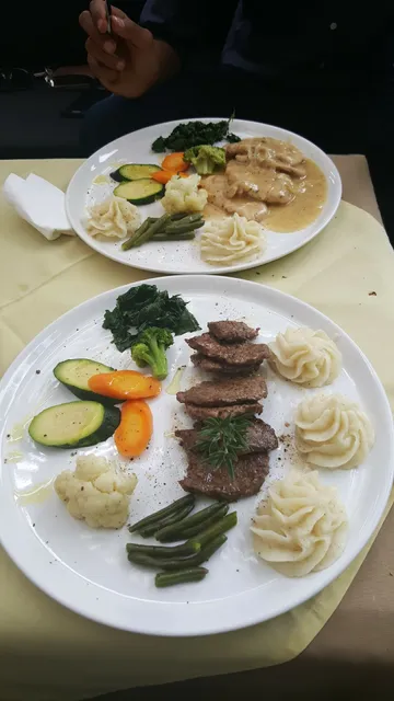 Villa Verde Lounge and Restaurant