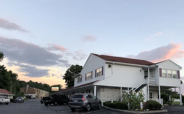 Chisholm's Motor Inn