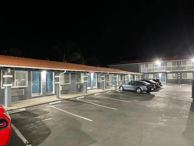 The Oaks Motel