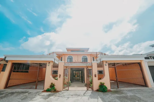 Brisas del Aeropuerto/Airport Brezees Inn