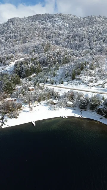 Cabañas Piuqueyen frente al lago en Moquehue