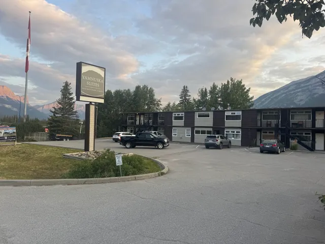 Yamnuska Suites