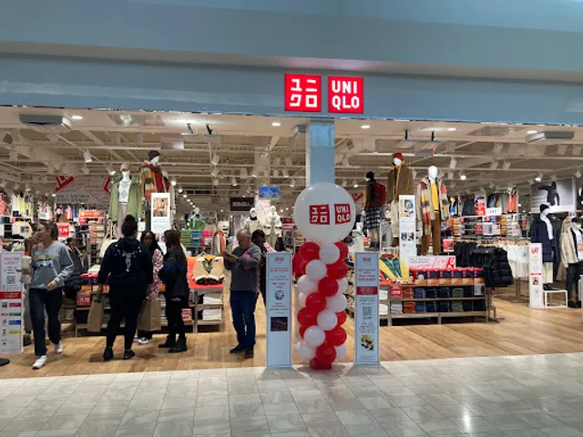 UNIQLO Walt Whitman Shops