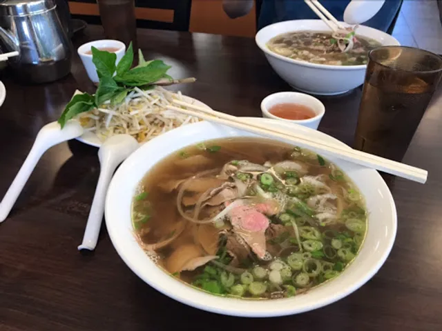 Phở Hoàn Pasteur (Millwoods)