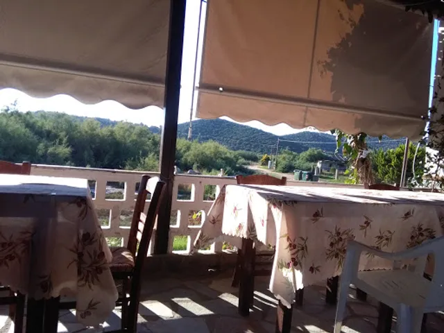 Dimitris Taverna by the sea