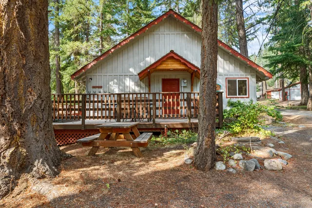 Whistlin' Jack's Outpost & Lodge