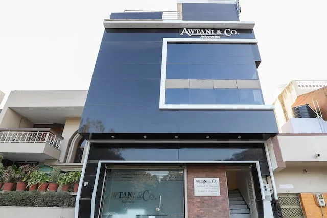 OYO 65383 Hotel Season