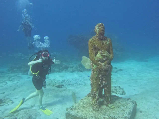 Diving in the underwater museum MUSA