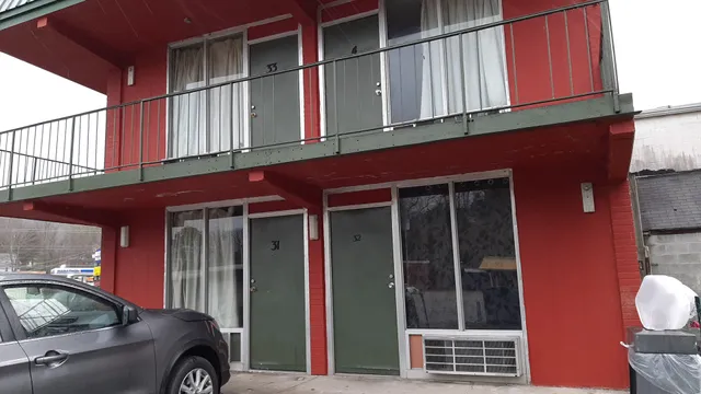 ROCKY TOP INN & SUITES