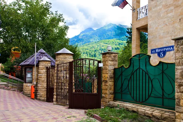 Utomlennyye Solntsem