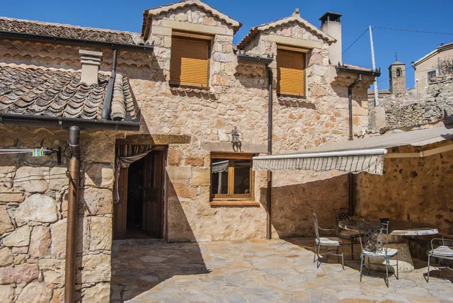 Casa Rural La Fuente del Poval en la provincia de Segovia, para 8 personas. Con billar, futbolín, WIFI, barbacoa y chimenea.