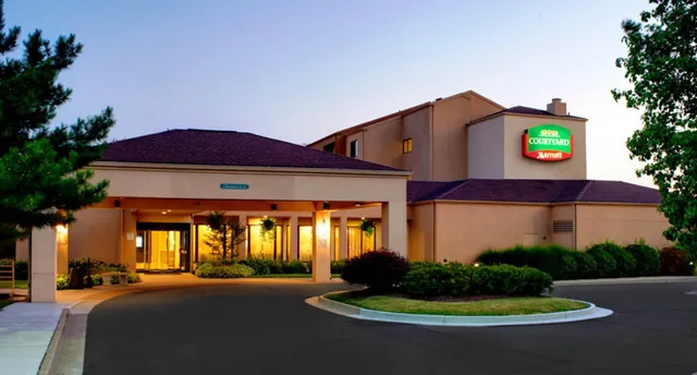 Courtyard by Marriott St Louis Downtown West