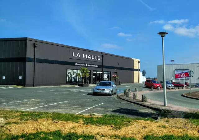 Halle Fashion and Accessories