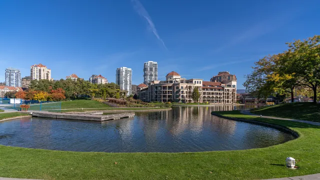 Sunset Waterfront Resort by kelownacondorentals