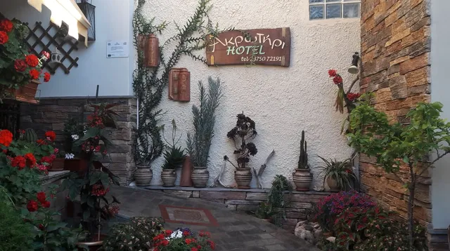 Akrotiri Hotel