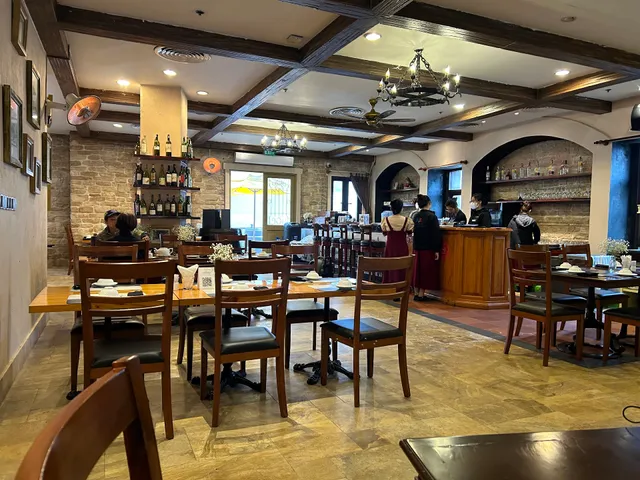 Nhà hàng Maison Du Roi và Indochine