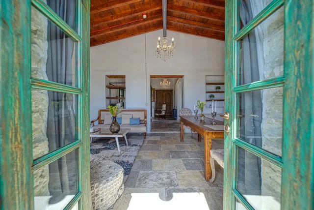 Oinou Strata - Luxury Agrotourism Suites & Wine Bar