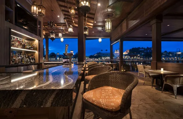 Three Bridges Bar and Grill at Villa del Lago