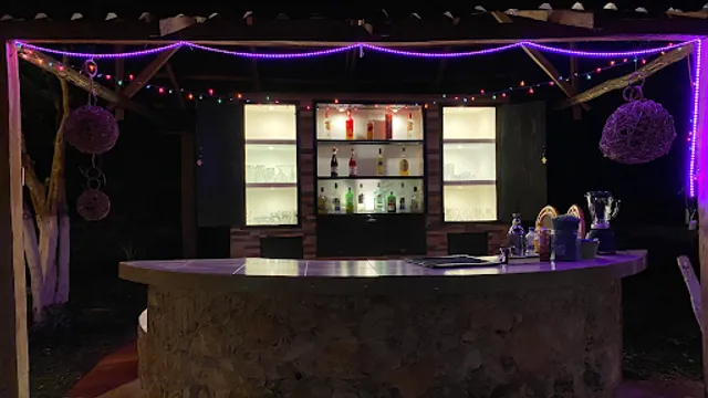 Tropi del Caribe: restaurante y piscina