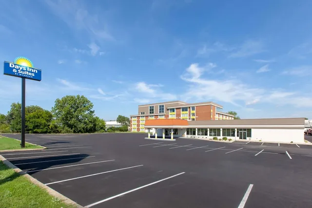 Days Inn & Suites by Wyndham Grand Rapids Near Downtown