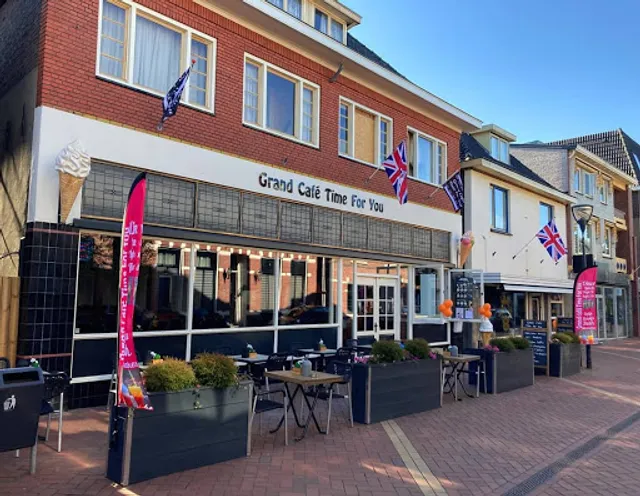 Grand café time for you