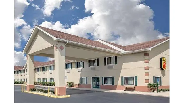 Super 8 by Wyndham Three Rivers