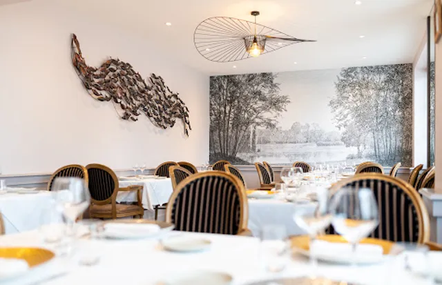 Le Bouche à Oreille