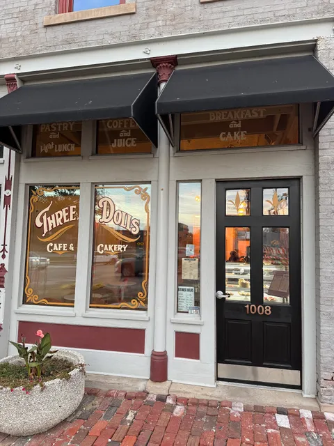 Three Dolls Cafe & Cakery