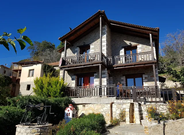 Ξενώνας "Θέασις Suites"