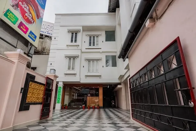 Capital O 47340 Aruna Tourist Home