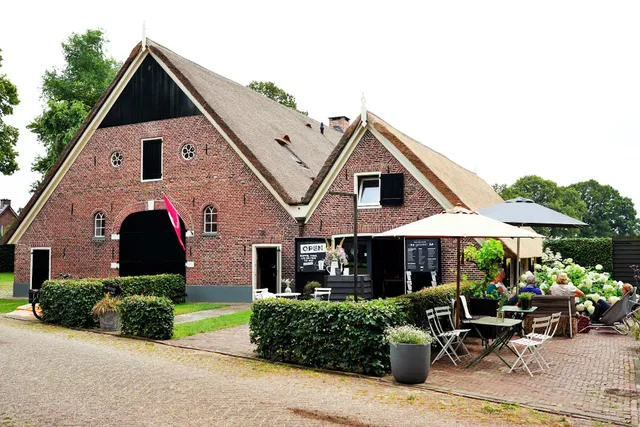 De Rheezer Kamer, B&B en Theehuis