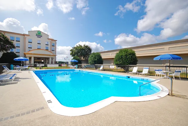 Holiday Inn Express & Suites Fredericksburg by IHG