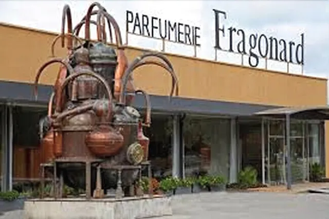 Cannes 15mn . Gites La SOLEIADE, T2 climatisés , piscine, parking , wifi, au Lac de Saint-Cassien VAR