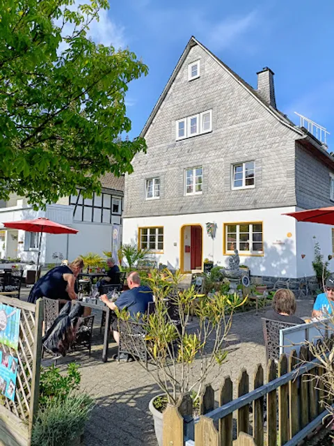 Teehaus, Schnitzelhaus und Bed & Breakfast